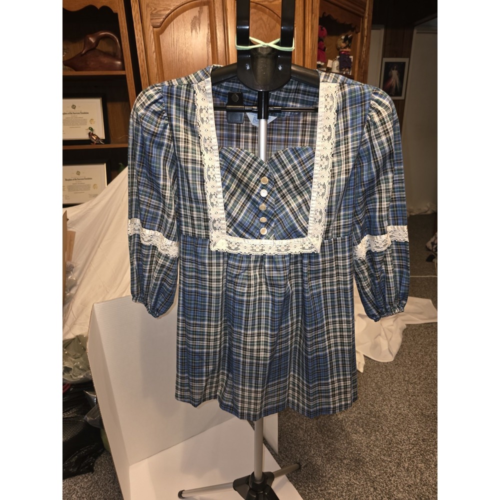 Vintage Sears Green Plaid Blouse. 3/4 Sleeves, 1/4 Button Front. Tie Back....